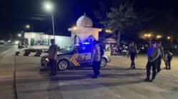 kendaraan dinas Polres Kayong Utara saat menyisir kawasan Bundaran Tugu Durian untuk mengantisipasi aksi balap liar pada Minggu (18/1) dini hari.