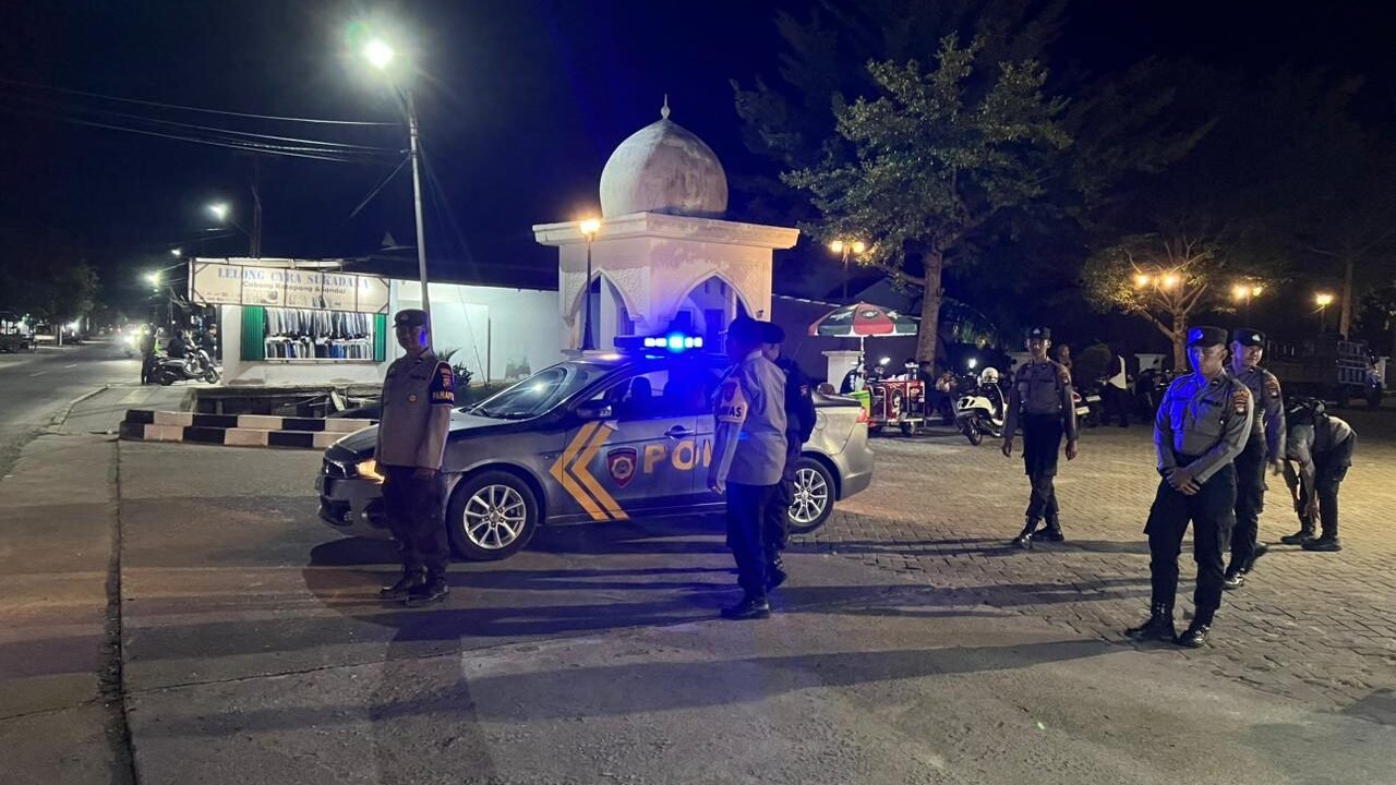 kendaraan dinas Polres Kayong Utara saat menyisir kawasan Bundaran Tugu Durian untuk mengantisipasi aksi balap liar pada Minggu (18/1) dini hari.