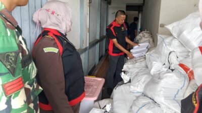 Tim Penyidik Pidana Khusus Kejaksaan Tinggi Kalimantan Barat saat melakukan penggeledahan untuk mencari dokumen terkait dugaan korupsi di sektor pertambangan, Senin (5/1).
