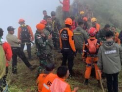 Cuaca Buruk Hambat Evakuasi, Tim SAR Bertahan di Lokasi Jatuhnya Pesawat ATR 42-500