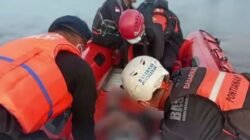 Personel Batalyon C Pelopor Satbrimob Polda Kalbar dan Tim SAR Gabungan saat mengevakuasi jenazah korban tenggelam di Kecamatan Silat Hilir, Sabtu (24/1).