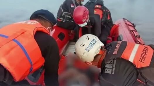 Personel Batalyon C Pelopor Satbrimob Polda Kalbar dan Tim SAR Gabungan saat mengevakuasi jenazah korban tenggelam di Kecamatan Silat Hilir, Sabtu (24/1).