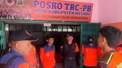 Tim SAR gabungan saat berkumpul di Kantor BPBD Kabupaten Melawi untuk melakukan koordinasi dan persiapan sebelum terjun ke lokasi guna mencari korban yang diduga tenggelam di Sungai Melawi.