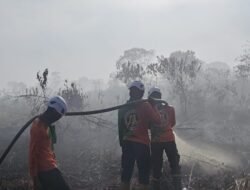 Cuaca Panas Picu Sisa Api Hidup Lagi, Petugas Lakukan Pembasahan Menyeluruh di Parit Delima