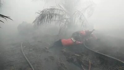 Personel gabungan dari Tim Siaga Karhutla Kalimantan saat berjibaku memadamkan titik api di lahan gambut guna mencegah kabut asap masuk ke wilayah pemukiman warga.