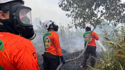 "Tim gabungan padamkan titik api di Desa Arang Limbung, Kubu Raya. Lokasi kebakaran berjarak 2,2 km dari Bandara Supadio, petugas lakukan pembasahan total."