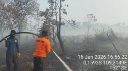 Personel gabungan yang tergabung dalam Tim Siaga Kebakaran Hutan dan Lahan saat melakukan proses pendinginan di area lahan gambut yang terbakar di Kubu Raya, Sabtu (17/1).