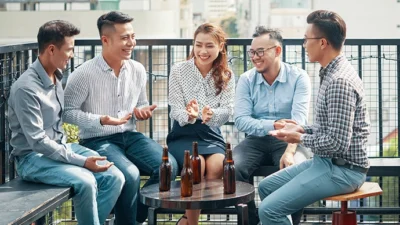 "Jangan salah arahkan energinya! Simak 8 tips mengoptimalkan potensi rekan kerja extrovert mulai dari delegasi tugas hingga menjaga kesehatan mental mereka."