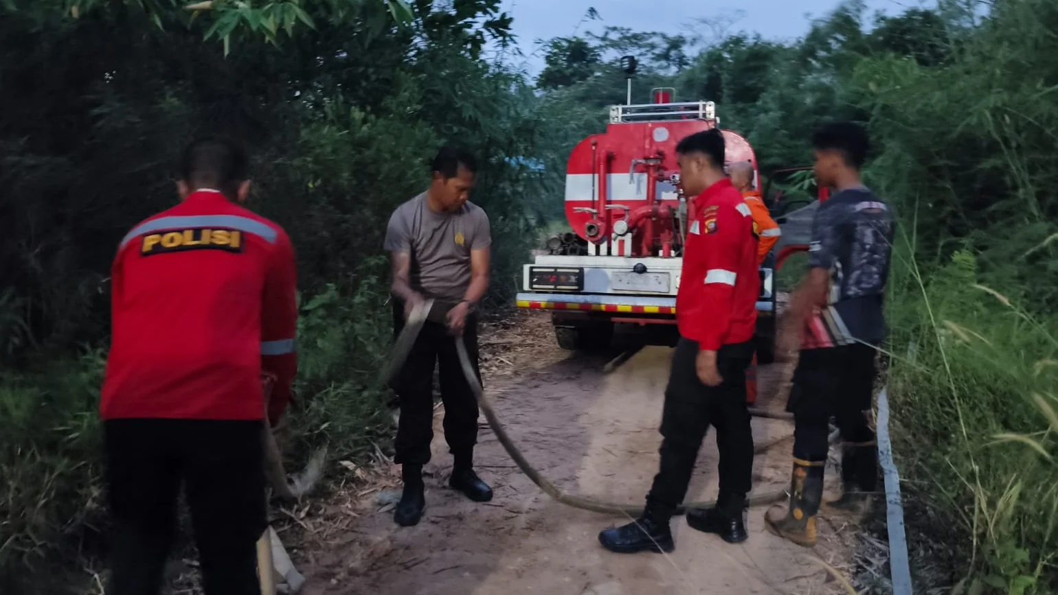 "Sempat dikira padam, titik api kembali menyala di kawasan wisata Pantai Pulau Datuk, hanya 50 meter dari situs Kolam Belanda. Waspada potensi Karhutla susulan."