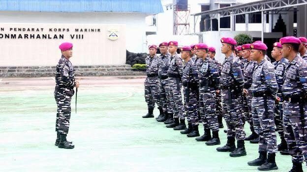 Seorang komandan TNI AL memberikan arahan kepada barisan prajurit berseragam loreng kelasi di lapangan apel dengan latar belakang gedung markas komando. (Dok. HO/Faktakalbar.id)