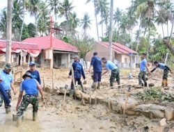 Bahu-Membahu, Prajurit TNI AU dan Warga Bersihkan Sisa Lumpur Banjir di Tabing Banda Gadang