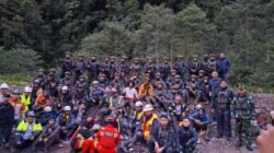 Personel Satgas TNI Koops Habema berfoto bersama 18 karyawan PT Freeport Indonesia yang berhasil dievakuasi dengan selamat di Distrik Tembagapura. (Dok. Kemhan RI)