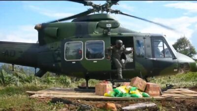 Prajurit TNI menurunkan kotak bantuan logistik dari helikopter untuk warga di wilayah terisolir Kabupaten Tapanuli Tengah. (Dok. HO/Faktakalbar.id)