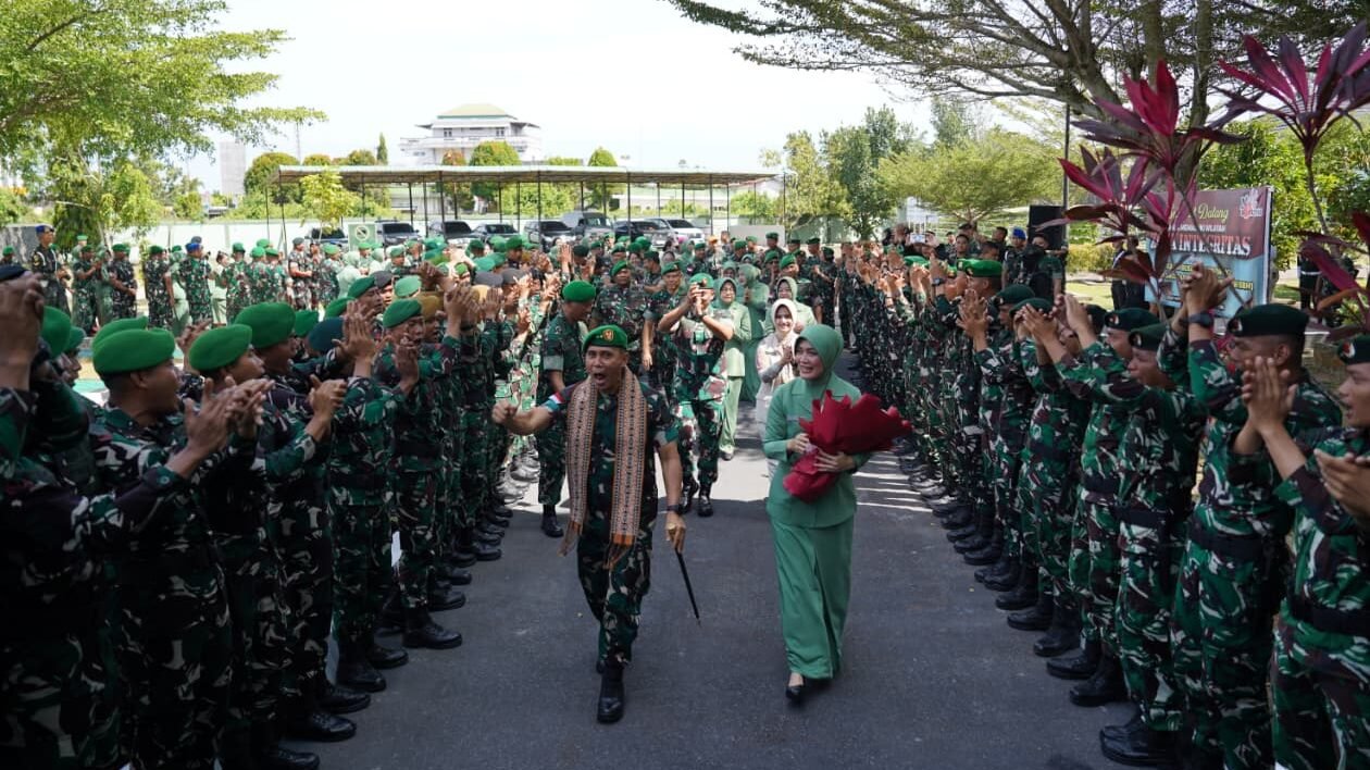 "Mayjen TNI Novi Rubadi Sugito resmi berkantor sebagai Pangdam XII/Tanjungpura. Penyambutan ditandai ritual adat Potong Pantan dan tradisi cium Pataka."