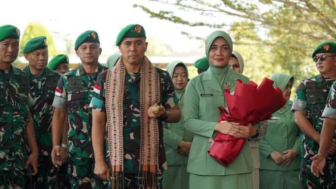 "Pangdam XII/Tpr baru, Mayjen TNI Novi Rubadi Sugito disambut tradisi Potong Pantan dan cium Pataka Carathana Jitavina. Semangat prajurit membara di Makodam."