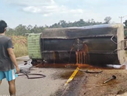 Truk Tangki Diduga Bermuatan CPO Tumbang di Ruas Jalan Tayan-Toba, Dekat Simpang Antam