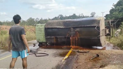 Tangkapan layar video amatir yang memperlihatkan kondisi truk tangki yang terguling dan menumpahkan cairan diduga CPO di kawasan Baloh, Sanggau, Kamis (22/1).