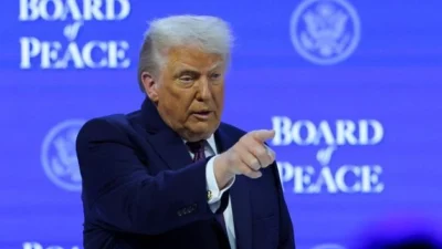 "Pemerintahan Trump terapkan pajak 1% untuk pengiriman uang tunai ke luar negeri. Kebijakan ini memaksa pekerja migran beralih ke layanan digital demi menghindari pemotongan pendapatan yang memberatkan."