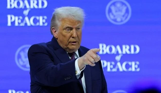 "Pemerintahan Trump terapkan pajak 1% untuk pengiriman uang tunai ke luar negeri. Kebijakan ini memaksa pekerja migran beralih ke layanan digital demi menghindari pemotongan pendapatan yang memberatkan."