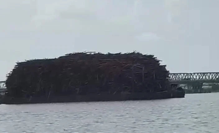 "Viral tugboat bermuatan kayu tabrak Jembatan Landak Pontianak. Polairud Polda Kalbar pastikan dokumen lengkap dan berkoordinasi dengan BPJN terkait kerusakan aset."