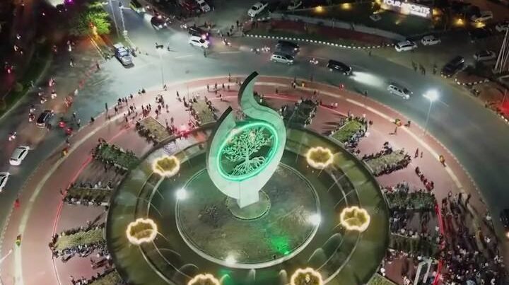 Kemegahan Tugu Benteng Mangrove dan Bundaran Gaforaya yang diresmikan Bupati Kubu Raya tepat pada malam pergantian tahun baru, Rabu (31/12/2025). Landmark senilai Rp4,8 miliar ini dibangun murni menggunakan dana partisipasi pelaku usaha tanpa APBD. (Dok. Ist)