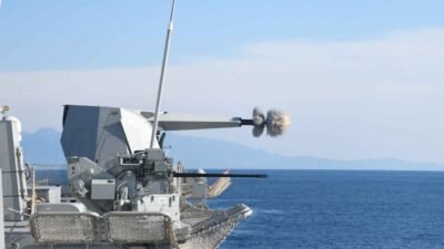 Momen KRI Prabu Siliwangi-321 menembakkan Meriam Sovraponte 76 mm ke arah laut dalam uji coba structural firing. (Dok. HO/Faktakalbar.id)