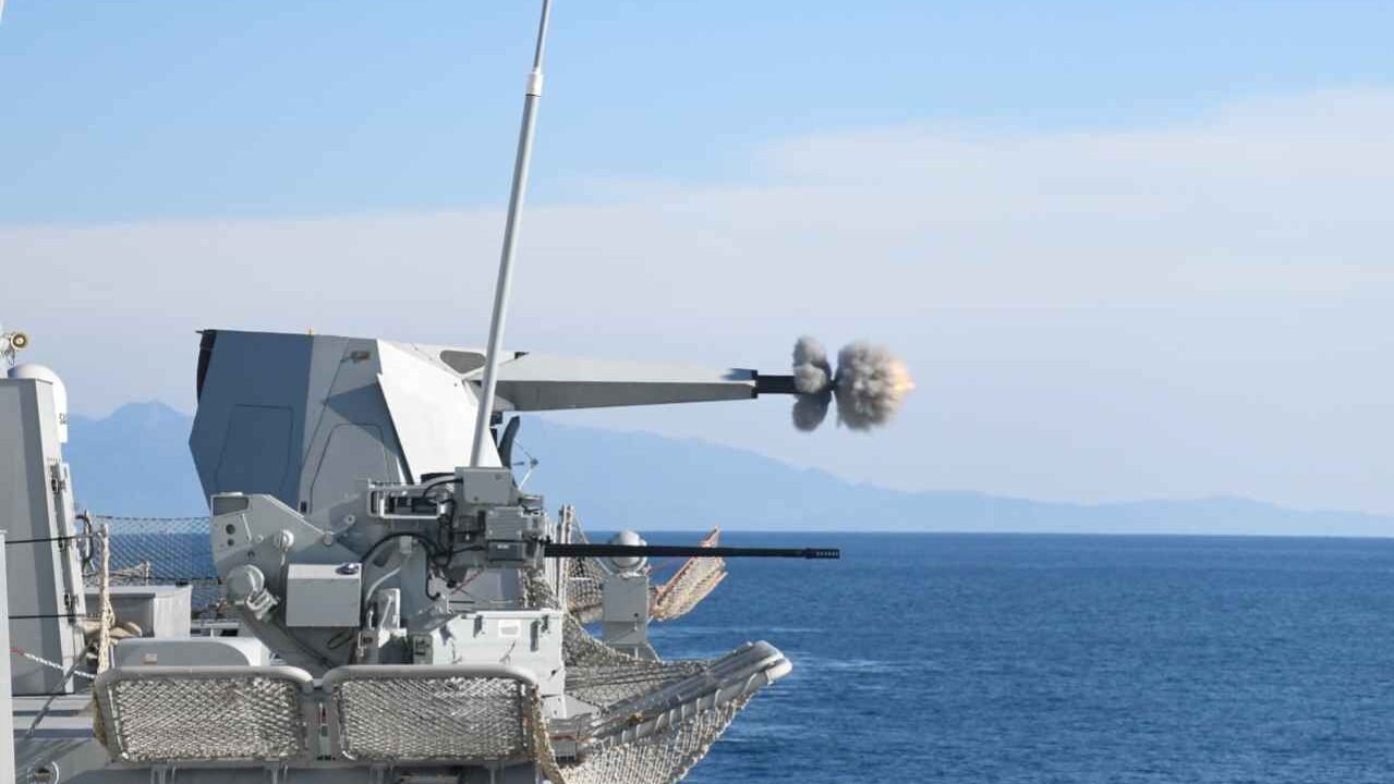 Momen KRI Prabu Siliwangi-321 menembakkan Meriam Sovraponte 76 mm ke arah laut dalam uji coba structural firing. (Dok. HO/Faktakalbar.id)