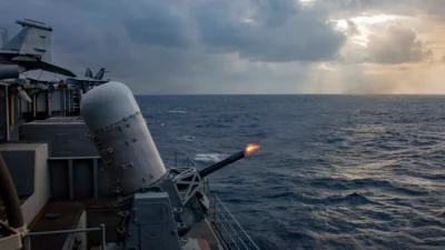 Kapal induk bertenaga nuklir USS Abraham Lincoln (CVN 72) menembakkan sistem senjata Phalanx CIWS saat latihan peluru tajam di Laut China Selatan. (Dok. DVIDS)