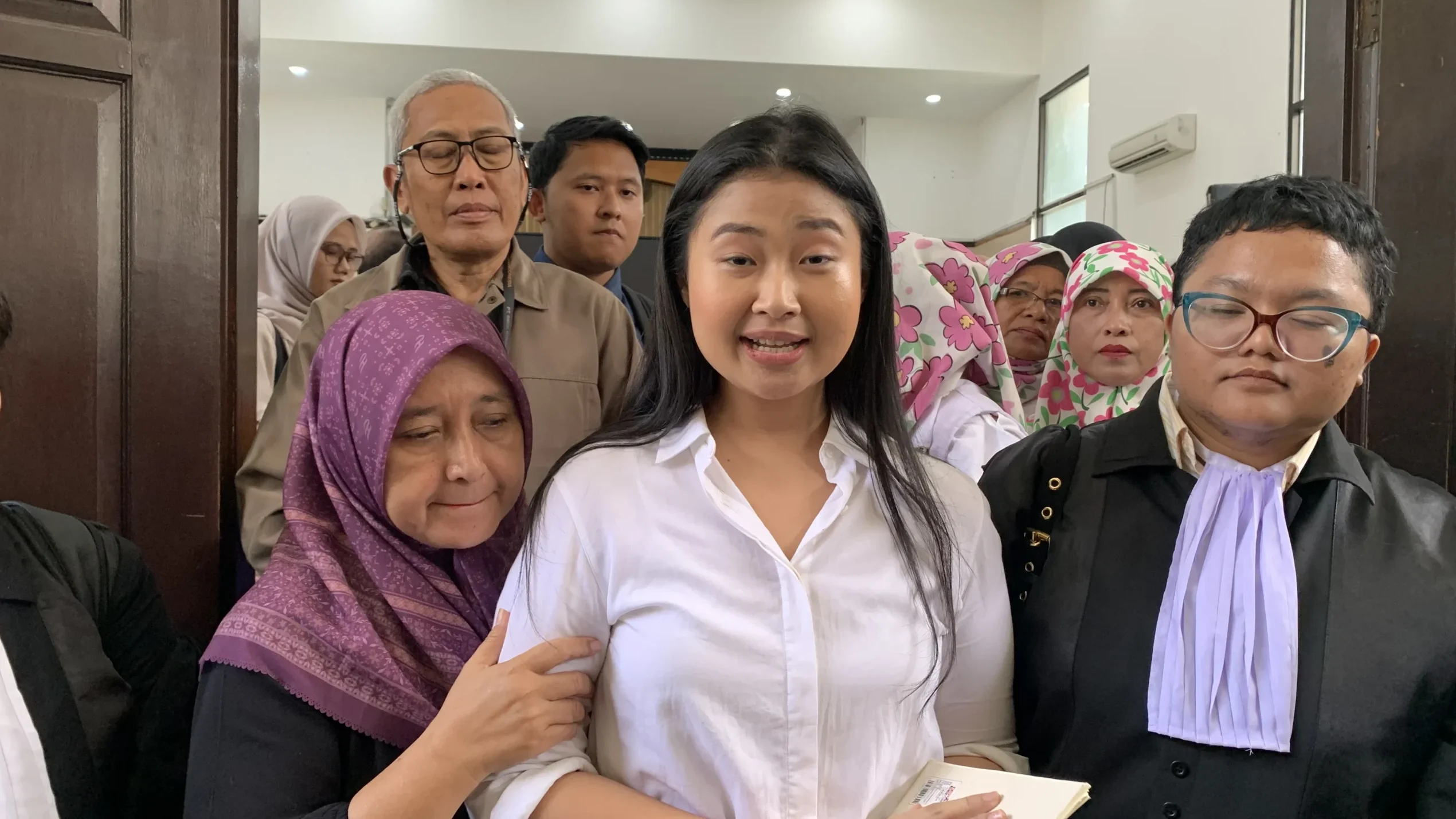 "Divonis percobaan, Laras Faizati bebas penjara namun "dibungkam". Hakim perintahkan akun IG dimusnahkan dan iPhone 16 dirampas negara karena bernilai ekonomis."