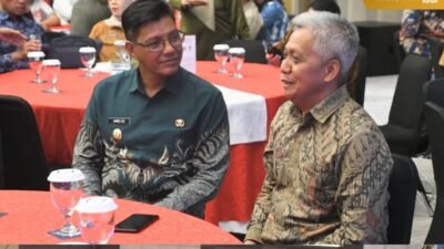 Wakil Bupati Kayong Utara, Amru Chanwari, tampak berbincang hangat dengan peserta lain di sela-sela acara Kick Off Program RBP REDD+ GCF di Hotel Golden Tulip Pontianak. (Dok. HO/Faktakalbar.id)