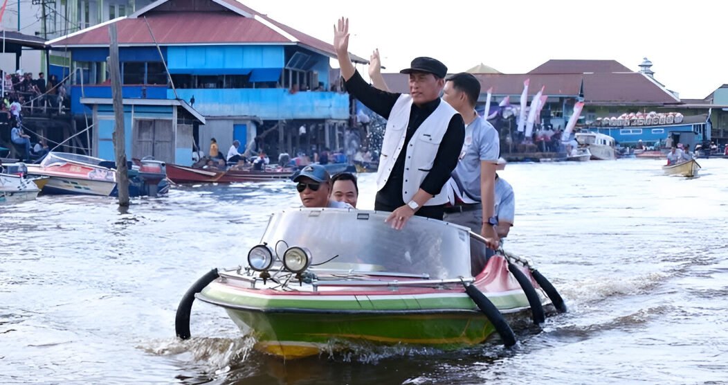 Wabup Kapuas Hulu, Sukardi, membuka Lomba Sampan Bidar Selimbau 2026. Ajang ini melestarikan budaya sungai dan sportivitas. (Dok: @diskominfokapuashulu)
