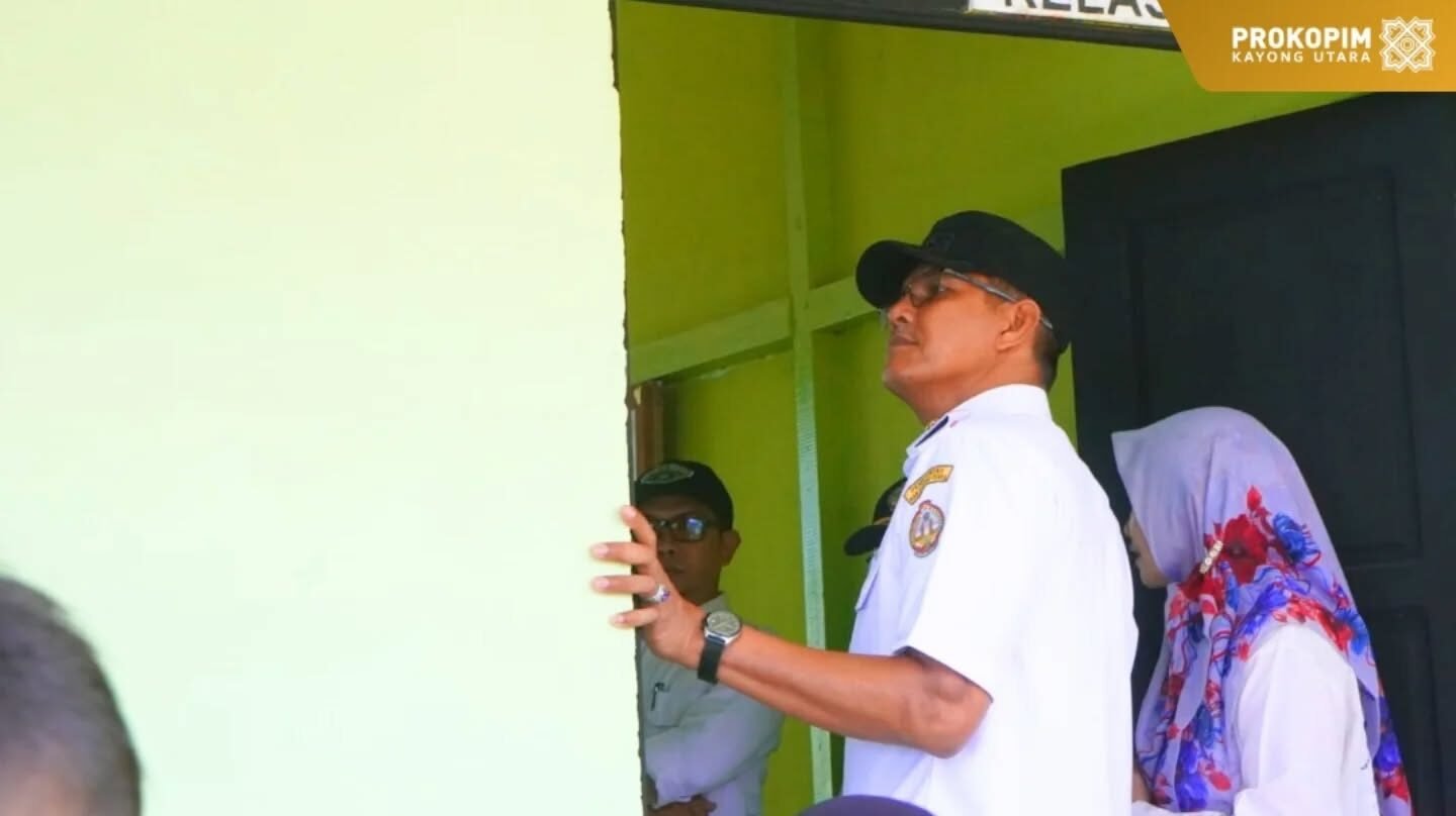 Wakil Bupati Kayong Utara Amru Chanwari didampingi jajaran Dinas Pendidikan meninjau kondisi ruang kelas dalam rangka monitoring pekerjaan fisik. (Dok. HO/Faktakalbar.id)