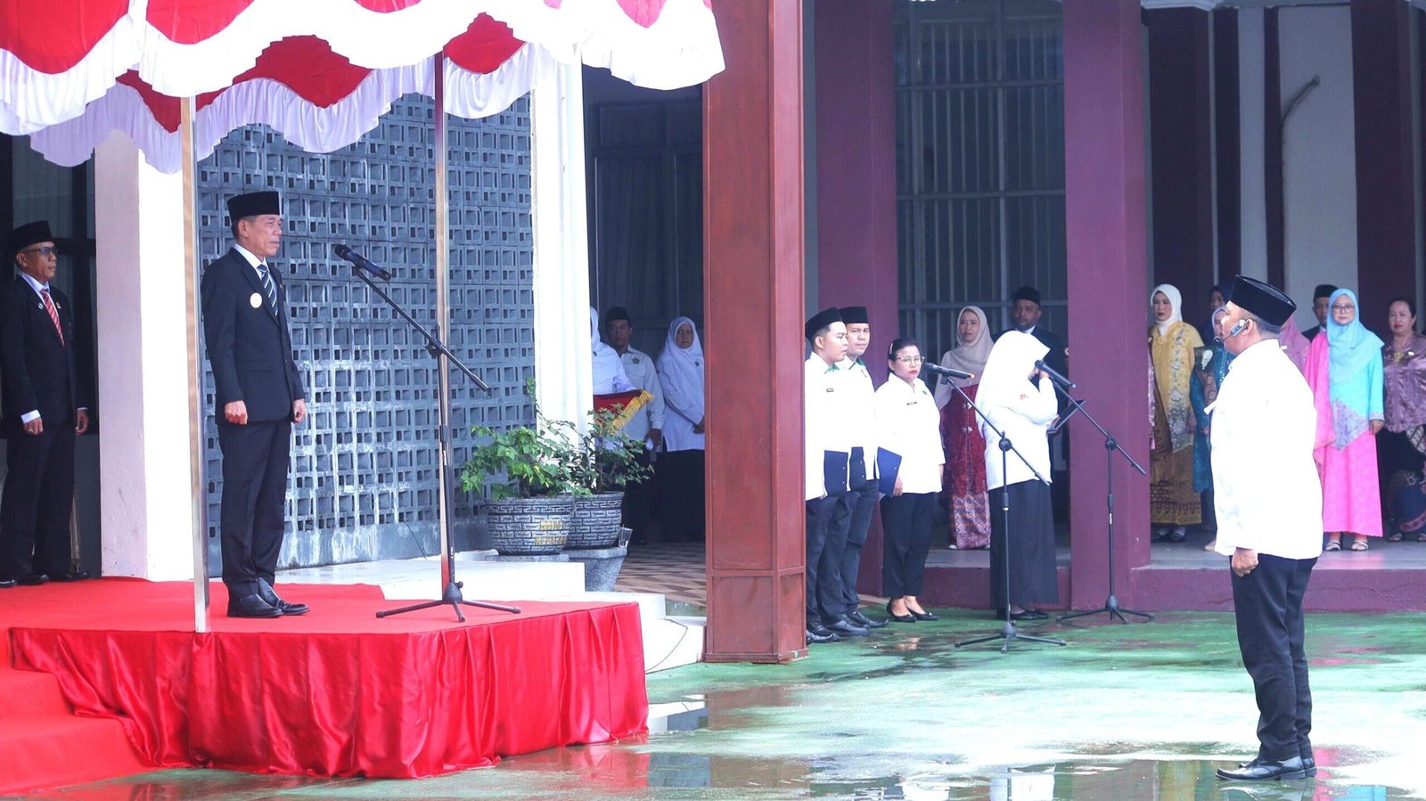 Wakil Bupati Ketapang, Jamhuri Amir (kiri, di atas podium), saat memimpin upacara peringatan Hari Amal Bakti (HAB) Kementerian Agama ke-80 di halaman Kantor Kemenag Ketapang, Sabtu (3/1/2026). (Dok. HO/Faktakalbar.id)