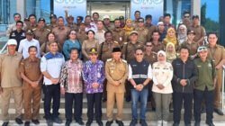 Wabup Mempawah Juli Suryadi meninjau progres smelter PT BAI di Sungai Kunyit. Ia mengajak Kades melihat langsung pembangunan SGAR Tahap II. (Dok: @diskominfomempawah)