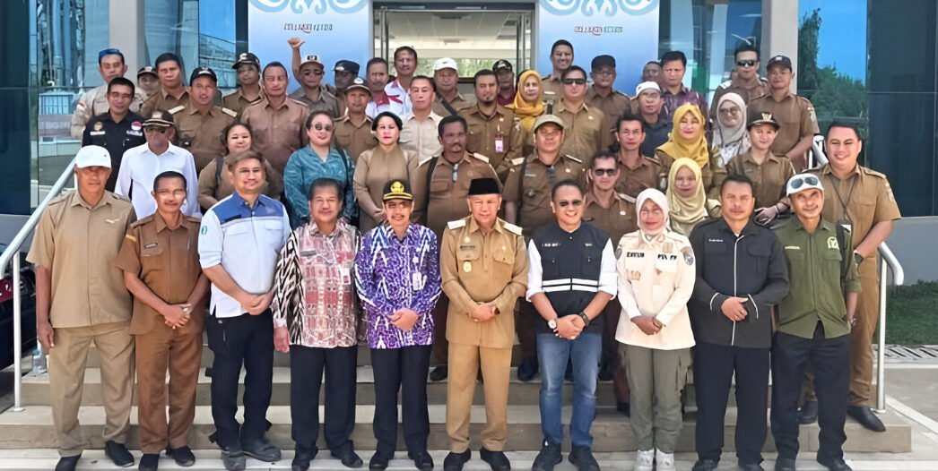 Wabup Mempawah Juli Suryadi meninjau progres smelter PT BAI di Sungai Kunyit. Ia mengajak Kades melihat langsung pembangunan SGAR Tahap II. (Dok: @diskominfomempawah)