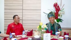 "Wagub Kalbar Krisantus sambut kedatangan Pangdam XII/Tanjungpura baru, Mayjen TNI Novi Rubadi Sugito, dengan prosesi adat Tepung Tawar di Bandara Supadio. "