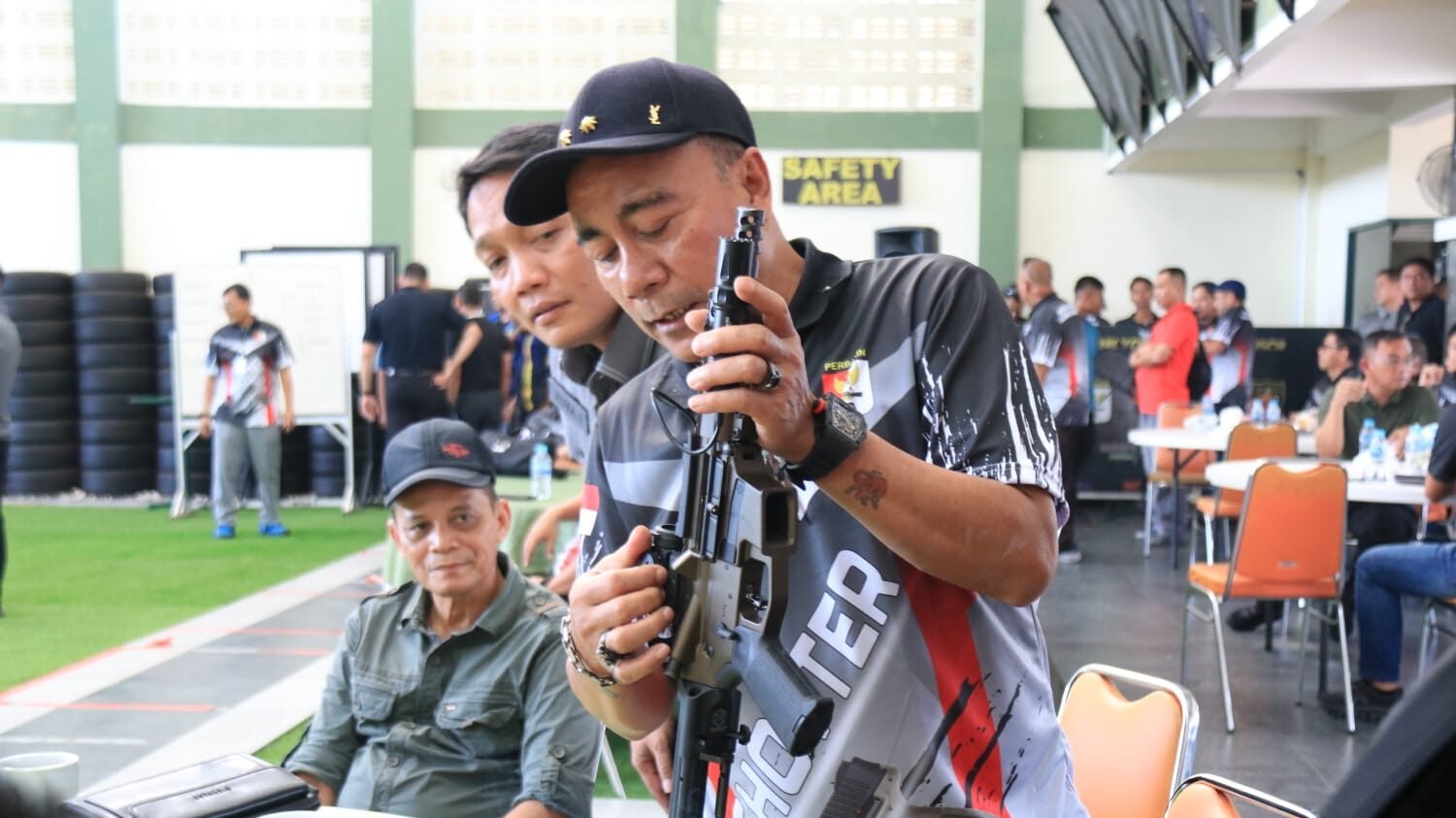 Wakil Gubernur Kalimantan Barat, Krisantus Kurniawan, sedang memeriksa unit senjata api laras panjang saat menghadiri eksibisi menembak di Lapangan Tembak Rahmat Kodam XII/Tanjungpura (Dok. HO/Faktakalbar.id)