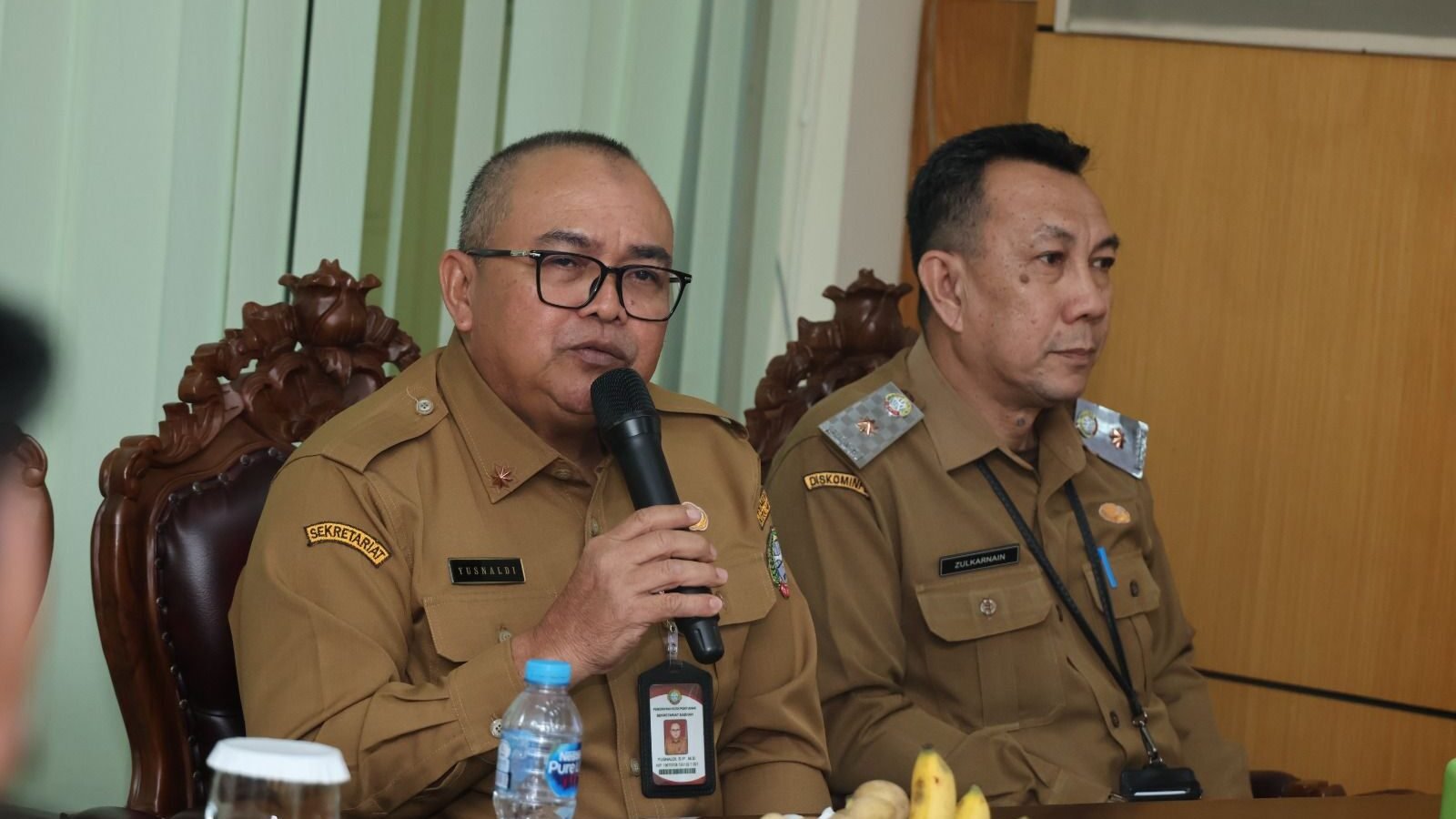 Plt Kepala Dinas Kominfo Kota Pontianak, Yusnaldi, berbicara menggunakan mikrofon didampingi pejabat Diskominfo lainnya dalam rapat koordinasi pemerintahan. (Dok.HO/Faktakalbar.id)
