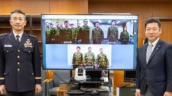 Pejabat Pemerintah Wakabayashi dan Komandan JGSDF melakukan panggilan video dengan pasukan Brigade Insinyur ke-4 yang akan dikirim ke Kamboja. (Dok. JGSDF)