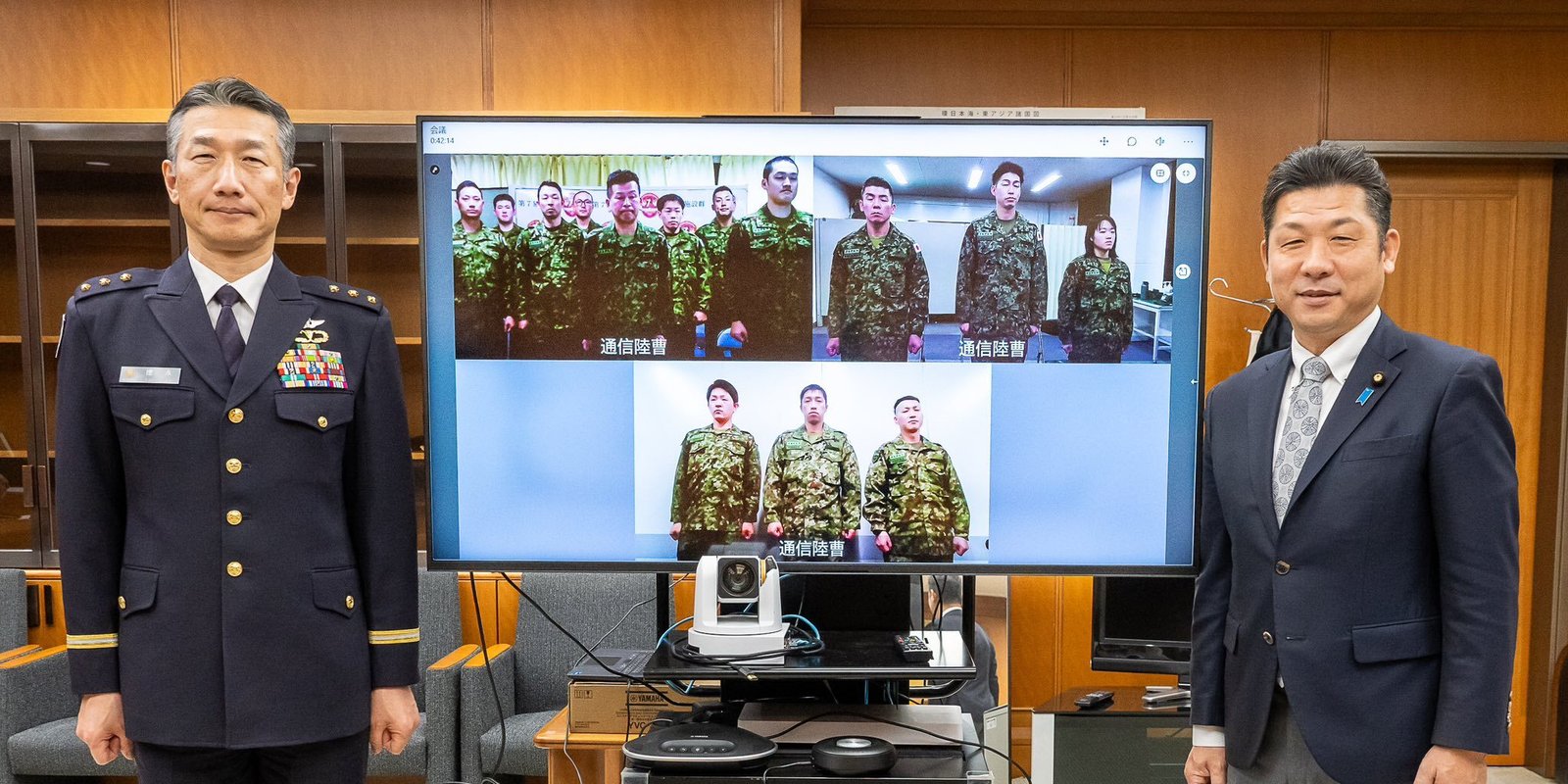 Pejabat Pemerintah Wakabayashi dan Komandan JGSDF melakukan panggilan video dengan pasukan Brigade Insinyur ke-4 yang akan dikirim ke Kamboja. (Dok. JGSDF)