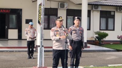 Wakapolres Sekadau Kompol Samsul Bakri sedang memberikan arahan saat memimpin apel pagi perdana di halaman Mapolres Sekadau, didampingi ajudan. (Dok. HO/Faktakalbar.id)