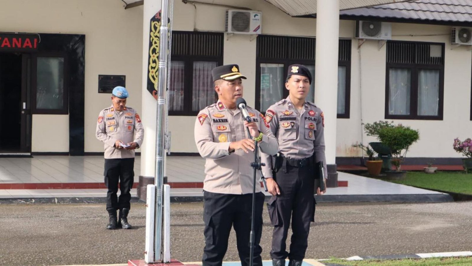 Wakapolres Sekadau Kompol Samsul Bakri sedang memberikan arahan saat memimpin apel pagi perdana di halaman Mapolres Sekadau, didampingi ajudan. (Dok. HO/Faktakalbar.id)