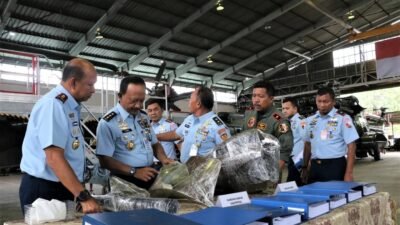 Wakasau Marsdya TNI Tedi Rizalihadi bersama Dankoharmatau Marsda TNI Suryanto meninjau komponen helikopter saat kunjungan kerja di Skatek 024 Depohar 90. (Dok. HO/Faktakalbar.id)