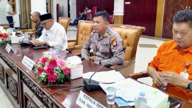 Wakil Bupati Mempawah Juli Suryadi Burdadi (kemeja putih) saat memberikan arahan dalam rapat koordinasi penetapan Status Siaga Darurat Bencana Asap akibat Karhutla di Kantor Bupati Mempawah, Rabu (28/1/2026).