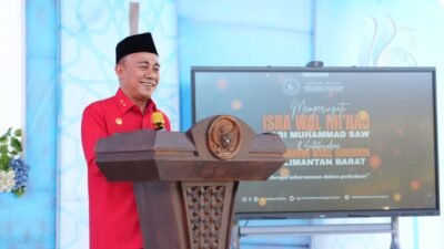 Wakil Gubernur Kalbar, Krisantus Kurniawan, saat memberikan motivasi tentang pentingnya pendidikan di hadapan santri dan wali murid Pondok Pesantren Miftahul Khairat, Minggu (18/1).