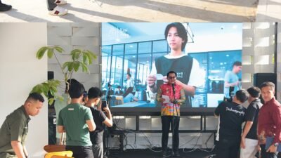 Wakil Wali Kota Singkawang, Muhammadin, memberikan sambutan pada acara Grand Launching Kopi Fung di Jalan Alianyang, disaksikan oleh pemilik usaha dan tamu undangan. (Dok. HO/Faktakalbar.id)