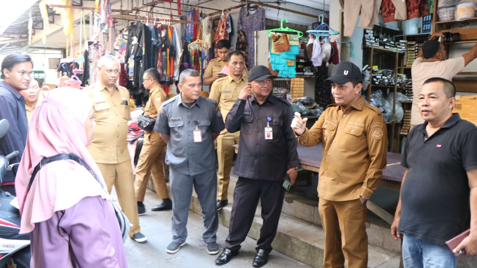 Wakil Wali Kota Pontianak Bahasan berdialog dengan pedagang saat sosialisasi Perwa Retribusi Pasar di Pasar Tengah. (Dok. HO/Faktakalbar.id)