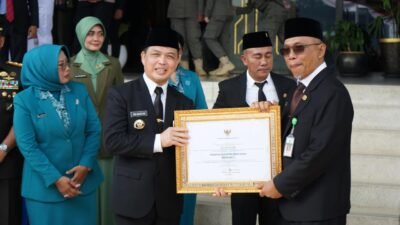 Wakil Wali Kota Pontianak Bahasan menerima piagam penghargaan Peringkat I Kinerja Pemerintah Daerah dari Gubernur saat peringatan HUT ke-69 Pemprov Kalbar. (Dok. HO/Faktakalbar.id)