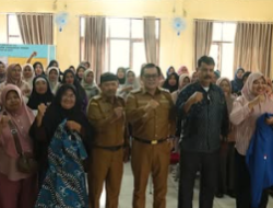 Apresiasi Kinerja di Lapangan, Pemkot Singkawang Bagikan 285 Seragam untuk Kader Posyandu