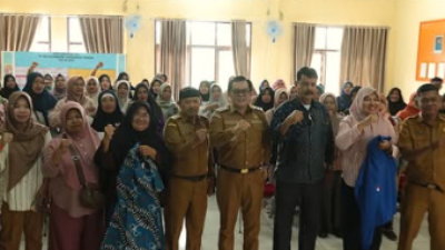Wakil Wali Kota Singkawang, Muhammadin menyerahkan secara simbolis bantuan seragam kepada perwakilan kader Posyandu di Aula Kantor Camat Singkawang Tengah, Selasa (26/1).